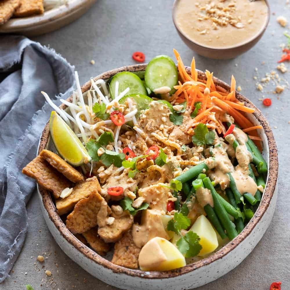 GADO GADO (MIX MIX), CON TEMPEH SALTATO E SALSA ALLE ARACHIDI